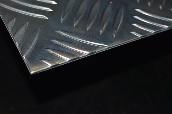 縞板 アルミ 縞 しま 板 2 6mm厚 生地材 縞鋼板 チェッカープレート 寸法切断 切り売り 小口販売加工 横山テクノ 制作事例